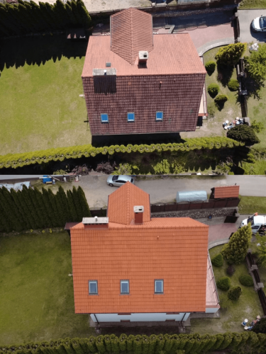 Na fotografii widać dwa dachy budynku, jeden jest ciemno czerwony i widać wyraźnie dużo zabrudzeń. dolne zdjęcie pokazuje ten sam dach po czyszczeniu, jaskrawo czerwony czysty dach jak nowy.