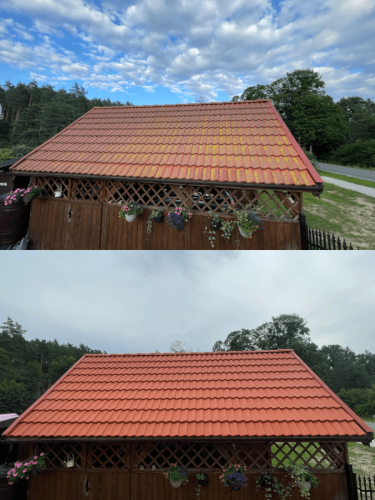 Na fotografii widać dwa dachy budynku, jeden jest ciemno czerwony i widać wyraźnie dużo zabrudzeń. dolne zdjęcie pokazuje ten sam dach po czyszczeniu, jaskrawo czerwony czysty dach jak nowy.